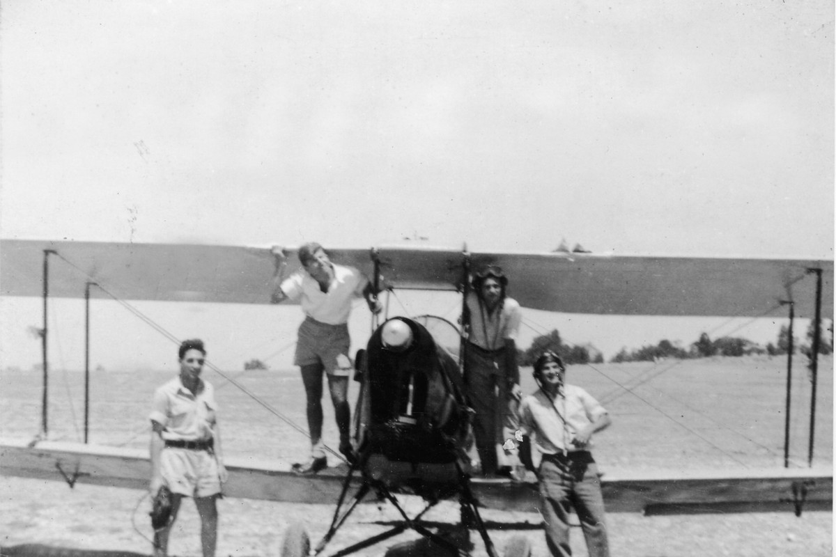 מחלקת הטייס של הפלמ"ח, תיאור התמונה: משמאל: נחום בירן, בודי, צבי זיבל, פופקו. מופיעים בתמונה: נחום בירן, בודו, צבי זיבל, פופקו נתקבל מ: שמואל ודלס תמונה