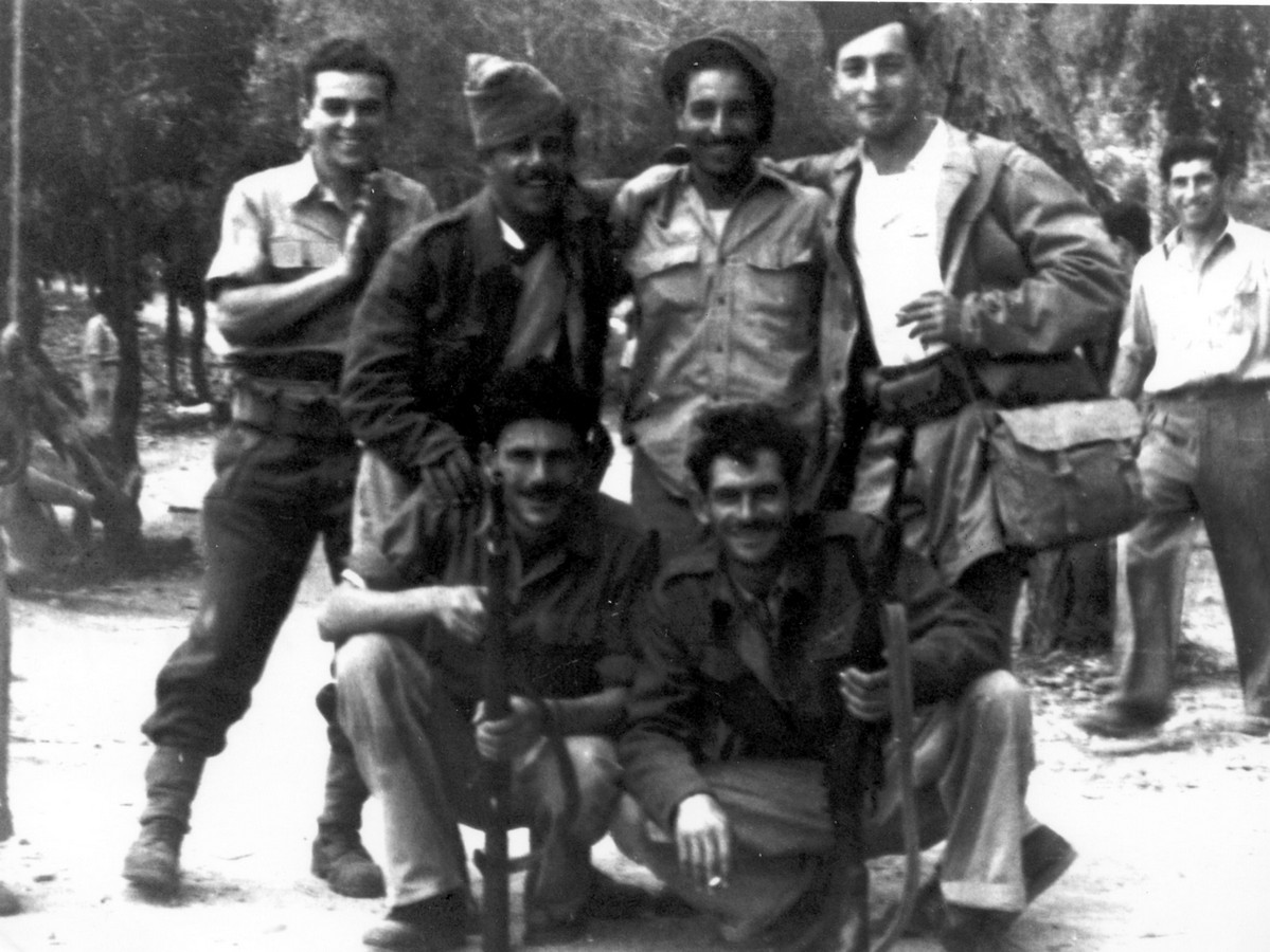חטיבת הראל, הגדוד הרביעי, תיאור התמונה: מלווי שיירות, מופיעים בתמונה: אברהם חפץ, יהודה זיו, י.לוי, איסר, יונתן (יויו) גלעדי, תאריך צילום: 3/48, נתקבל מ: רינה ניר תמונה