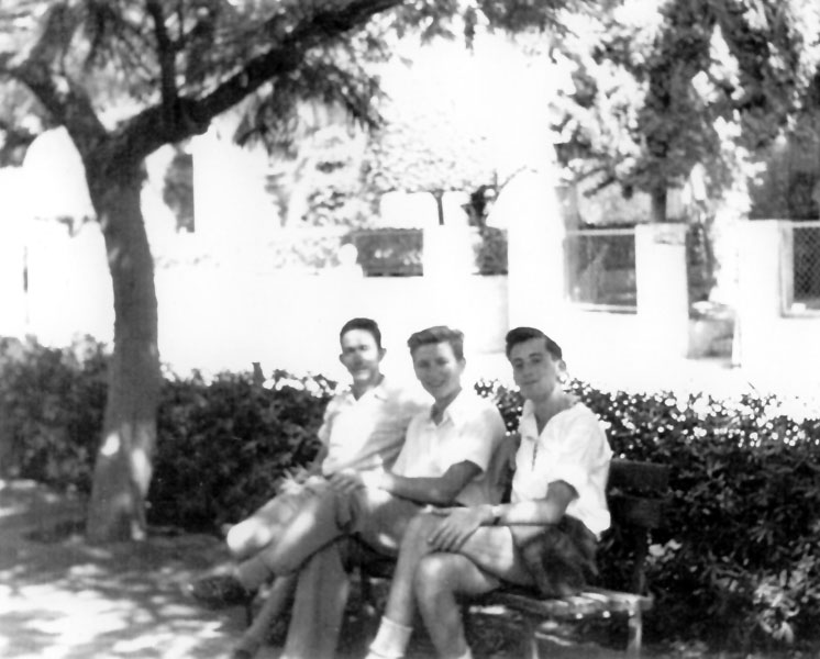 סוף קיץ 1947 שד' רוטשילד פינת שינקין ת"א - דניאל אילון, אמנון בן יהודה ואמנון יקותיאלי תמונה