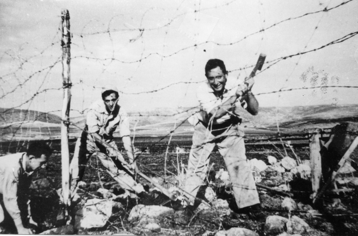 פלוגה א', תיאור התמונה: ביום העלייה על הקרקע של בית קשת - בונים את הגדר. מופיעים בתמונה: ספי כספי, יעקב ראובני, יונתן בלניקוב, נתקבל מ: ארכ' בית קשת תמונה