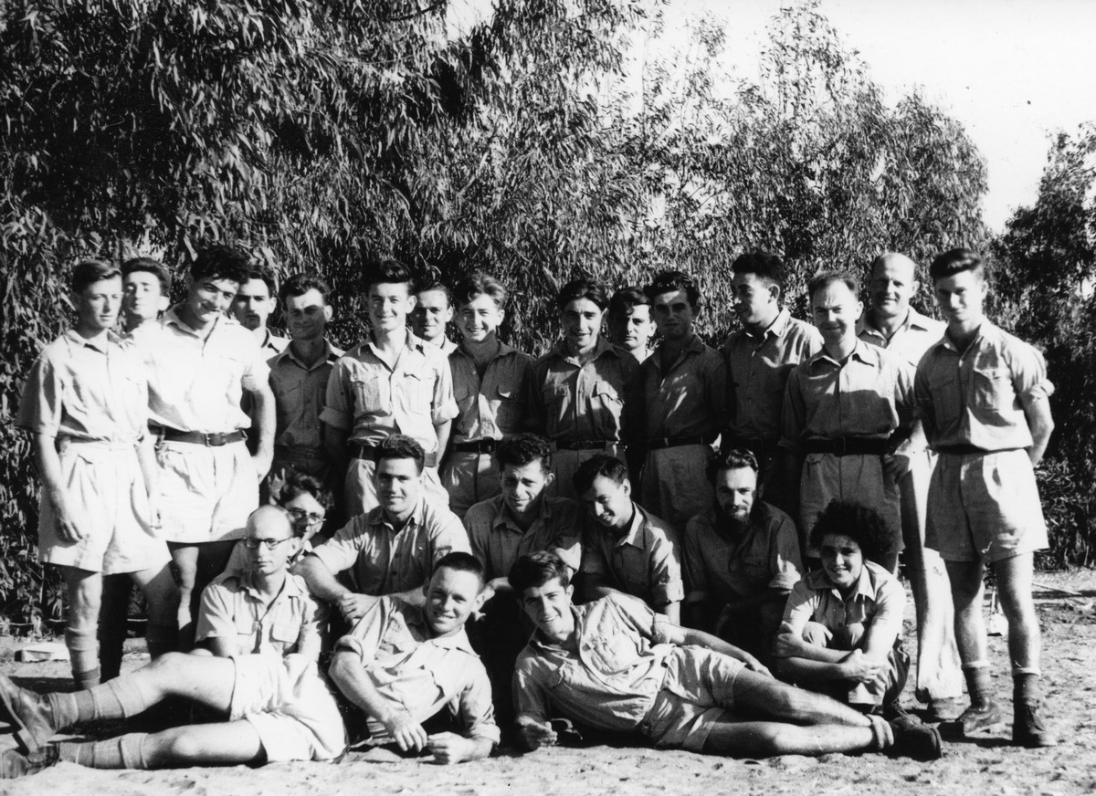  פלוגה ב, קורס מפקדי כיתות בשפיים. תמונה קבוצתית: אחיה בן-עמי, יולק לוטן (הצלם), גדליה יעקובי, צבי כצנלסון, עודד מסר, מנחם רביב, ישראל רוט, יצחק מרחב, משה אלברט, עזרא וויס, אמנון לין, רפאל וינברג, מנחם ברבש, פנינה שיינמן, אפרים פרידמן, מתוס קפלנסקי, גרשון רבינוביץ, אתי אמיחי, אסף כץ. נתקבל מ: א.משמר העמק תמונה