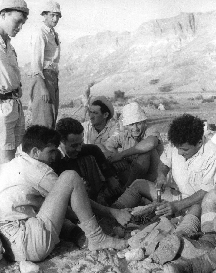 מסע פלוגה ב' למצדה. מופיעים בתמונה: שלום טרי, משה קרבציק, אסף כץ, יוסקה שלוסברג, שמעון (מוני גולדמן) דותן, נתקבל מ: א. משמר העמק תמונה