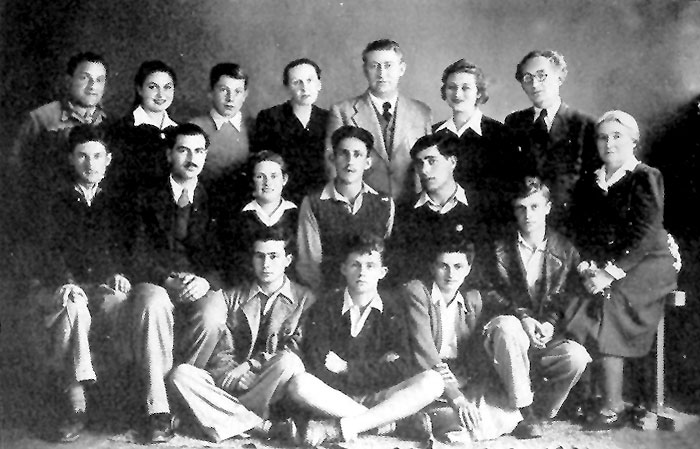 תמונת מחזור, עמנואל במרכז (עם שפם) תמונה