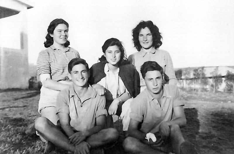 הלל עם חברים בני כיתתו (ראשון מימין) מאחוריו - לילית חברתו - אליה נכתבו מכתבי אהבתו תמונה