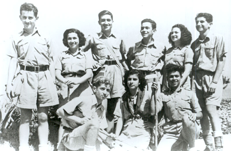 בגימניסיה הרצליה - כורע משמאל תמונה