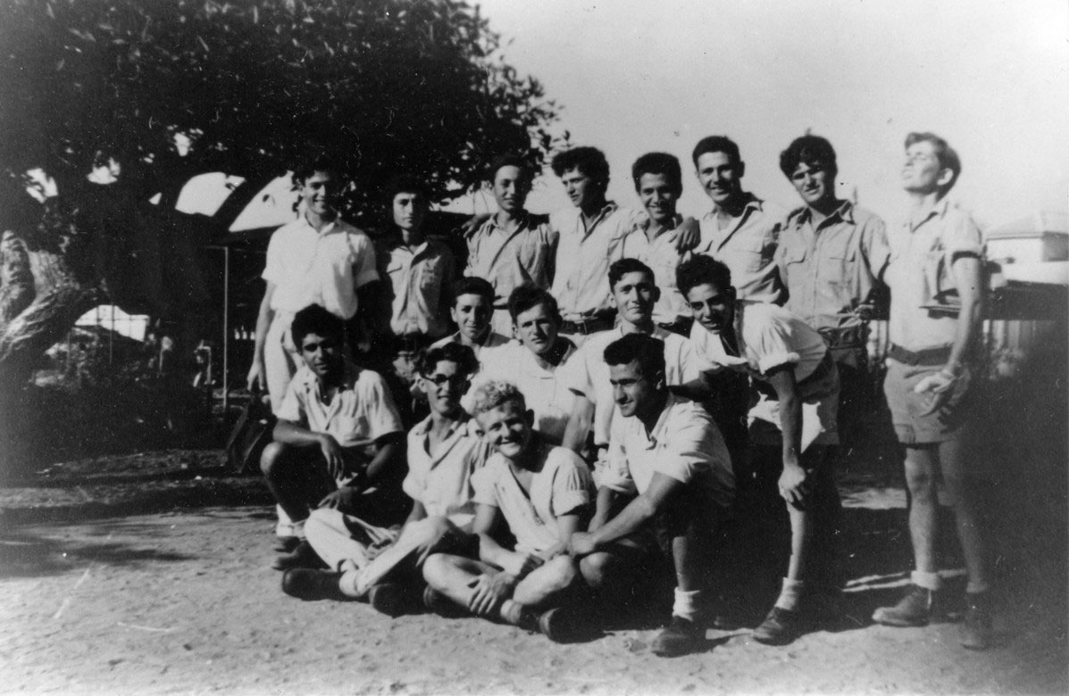 חטיבת יפתח,  הגדוד הראשון, הכשרת אבוקה. מופיעים בתמונה: רפאל רוזנצויג, נחום, שלום מ, מיכה, זיבון, נח ברור, בן ציון הלל, יגאל לנדאו, אמנון, אריה וורם, יהושע, לוי, אברהם וקנין, יצחק מדהלה, דוד כהן, גורי דינר, יחיאל עוזרי. נתקבל מ: יוסף לוברני תמונה