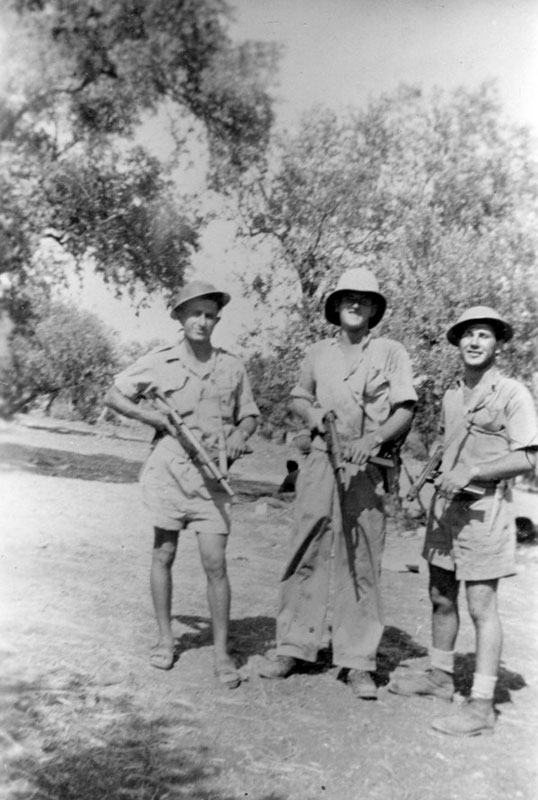 חטיבת יפתח, הגדוד הראשון, הכשרת אבוקה, תיאור התמונה: בסרפנד, מופיעים בתמונה: שלום שקד, יהושע לוי, יצחק מדהלה. נתקבל מ: שלום שקד תמונה