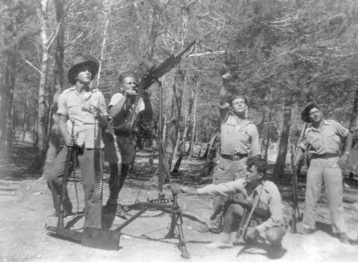 חטיבת יפתח, הגדוד הראשון, הקרבות בחזית המרכז, תיאור התמונה: בסרפנד - ניסוי ב"בזה" שזה עתה הגיעה, מופיעים בתמונה: הכשרת "אבוקה": דב וקסלר, יצחק מדהלה ועוד, תאריך צילום: 1948,  נתקבל מ: שלום שקד תמונה
