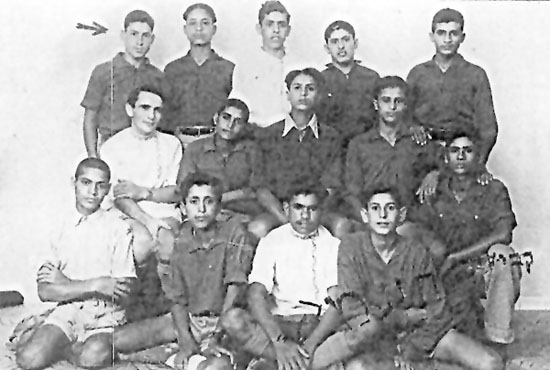 דוד מזרחי ז"ל בצילום קבוצתי בתנועת הנוער העובד והלומד תמונה