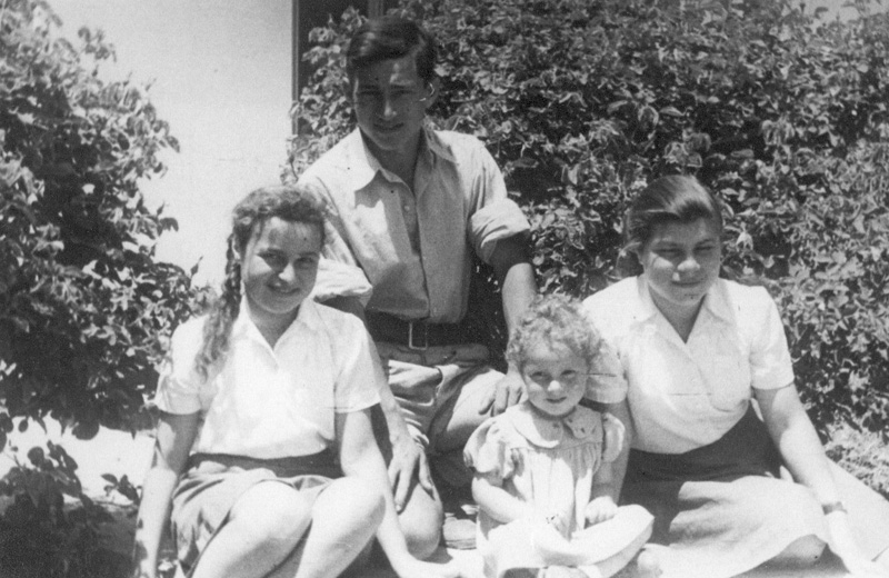 בגיל 16 עם שלש אחיותיו: אלישבע, רותי ואלה - 1946 תמונה