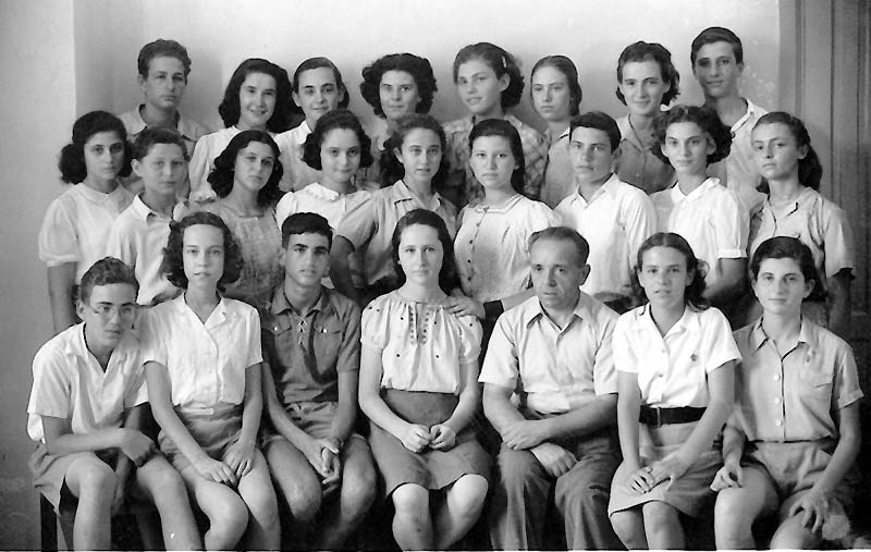 אורי יושב בשורה ראשונה משמאל 1943 (ככל הנראה, בגימנסיה שלוה) תמונה