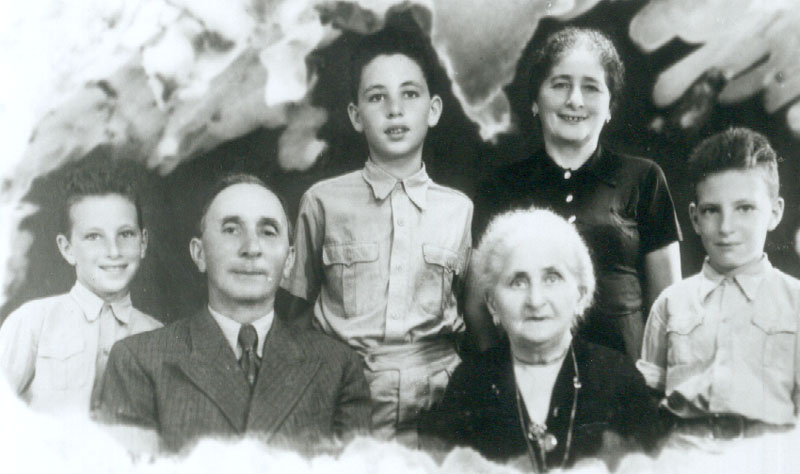 משפחת נימקובסקי. מימין: יונתן, הסבתא, אבא, משה. עומדים: האם ומנחם תמונה