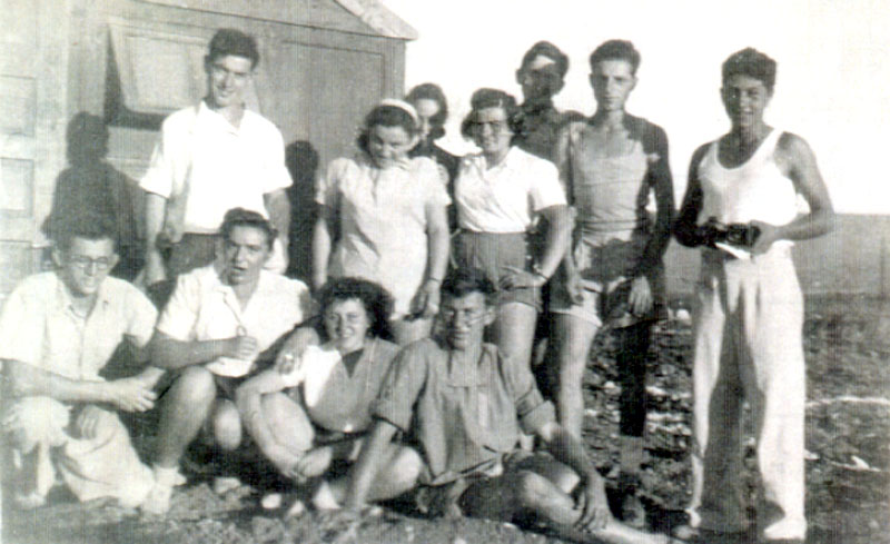 ליד צריף המגורים בחולתא - 1948 (ראשון מימין) תמונה