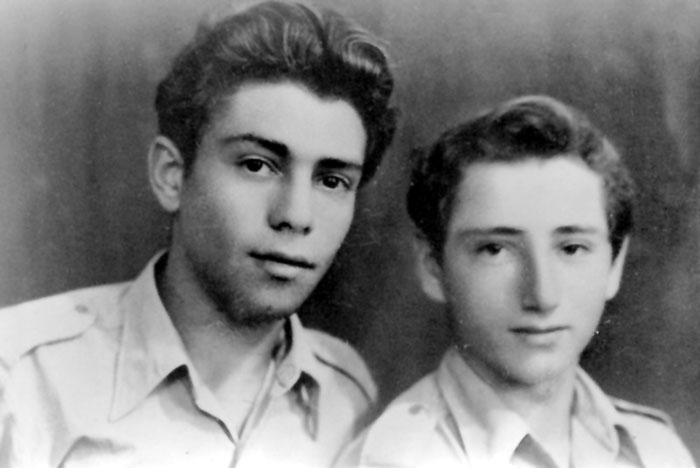 עם חבר בפלמ"ח (משמאל) תמונה