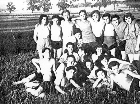 בשורת העומדים מאחור - חמישי מימין תמונה