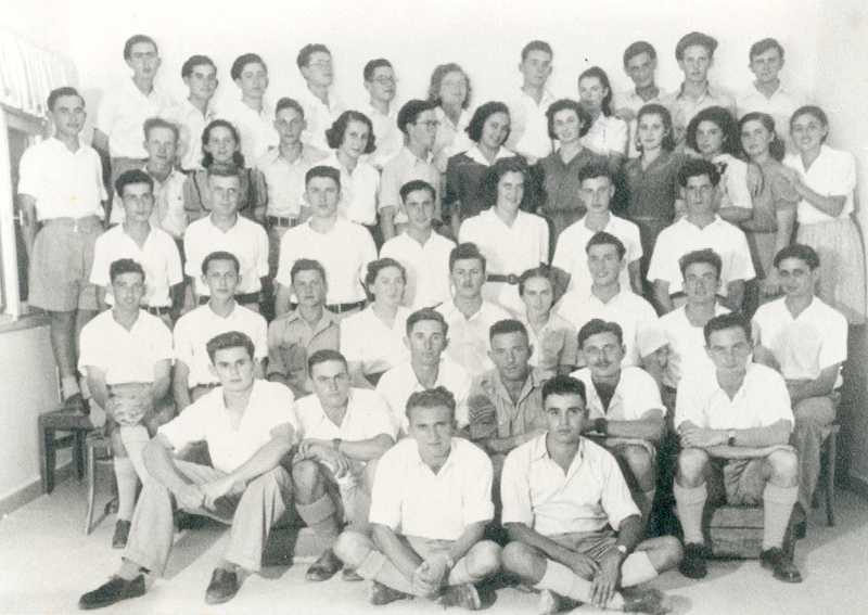 מדריכי גדנ"ע גוש דן, 1944. דודו - שני מימין בשורה השלישית תמונה
