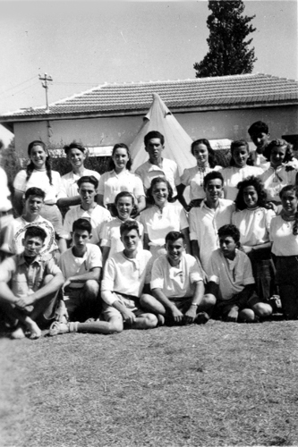 נוער קבוצה ד' בבן שמן 1945 (יושב ראשון משמאל) תמונה
