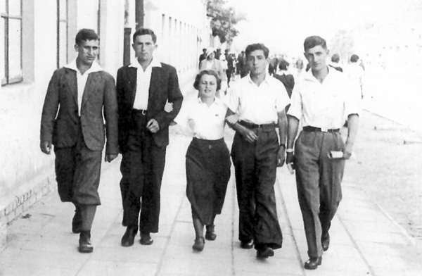 צ'נסטוחוב, יוני 1935 - מימין: מנדק זיידמן, קלרוס, דוד קליקסמן, ביצק תמונה