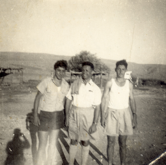 ביקור בהכשרה המגויסת של גדעון בחולתא - אוגוסט 1947 - מימין אחיו מיכאל, דודו אייזיק פוני, גדעון תמונה