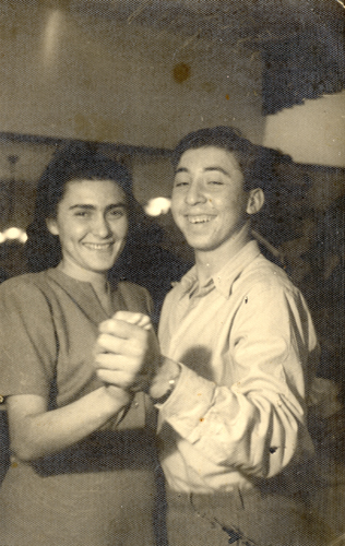 רוקד עם בת דודתו צפורה - סוף 1947 תמונה
