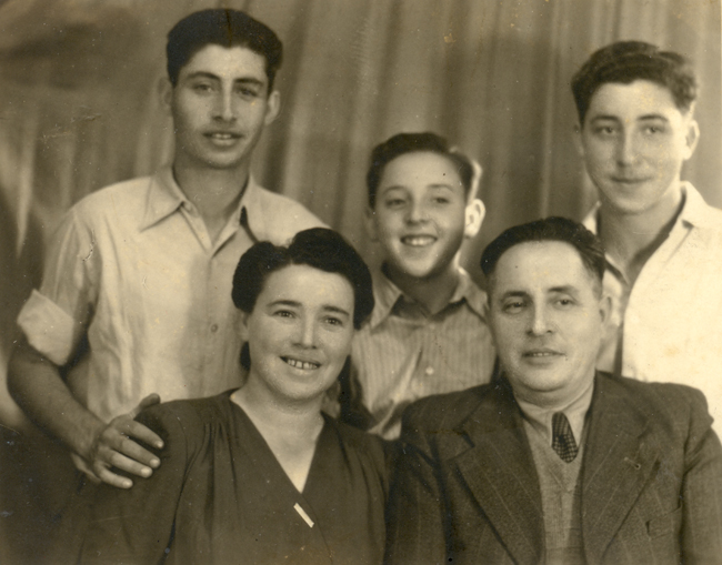 תמונה משפחתית אחרונה - אוקטובר 47 - מימין גדעון, אריה, מיכאל תמונה