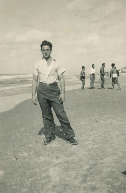 מנחם על שפת הים תמונה