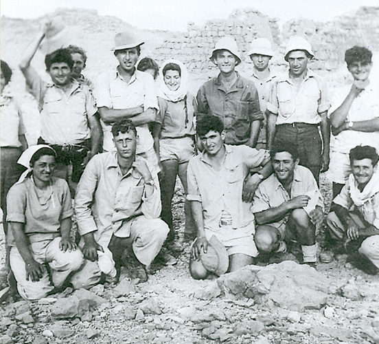 בעת העפלה למצדה, מבצע גבורה של אותה תקופה תמונה