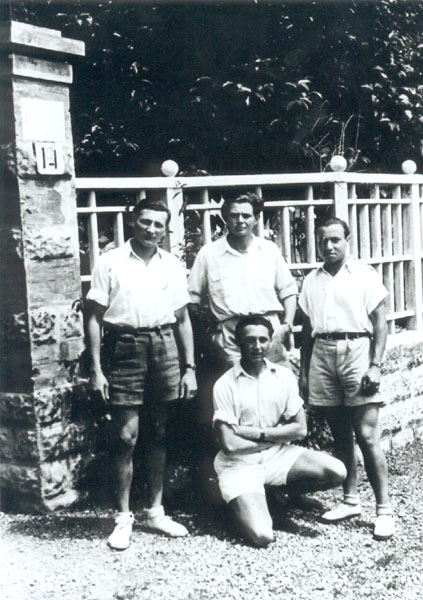 עם ידידים באיטליה - 1946 (עומד באמצע) תמונה