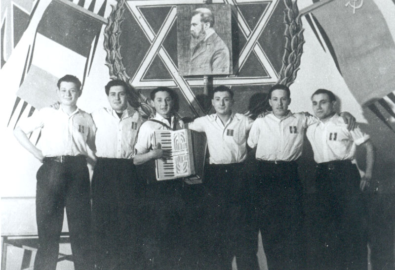 בקן "החלוץ" בוינה - סתיו 1945 (ראשון משמאל) תמונה