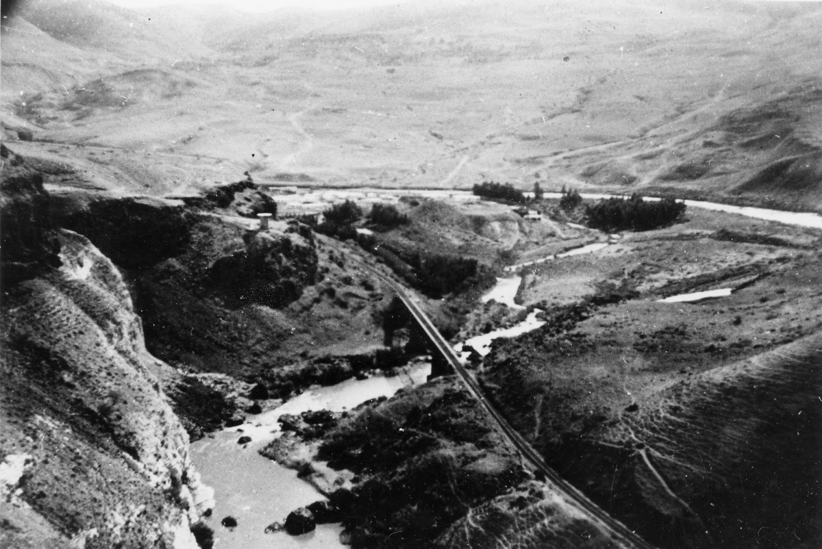 גשר אל-חמה ממבט על מרמת הגולן Image