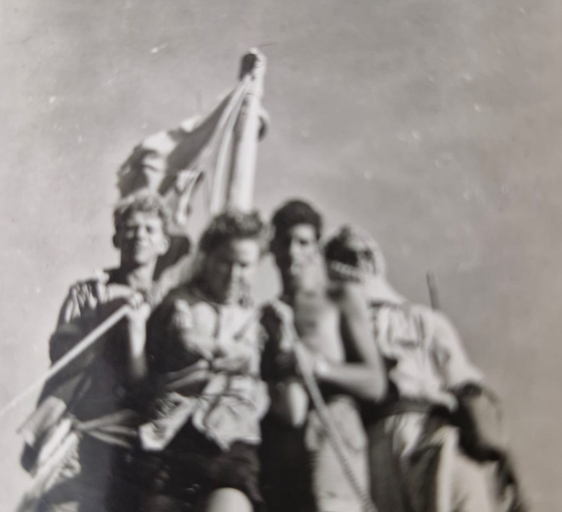 איתן יחד עם חבריו תמונה