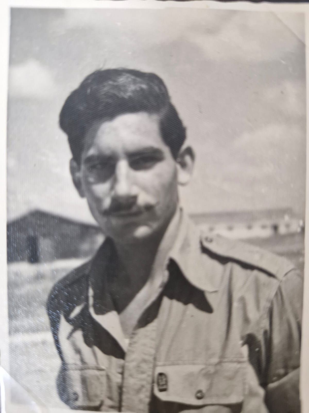 איתן עם סמל הפלמ"ח על הכיס בחולצתו תמונה