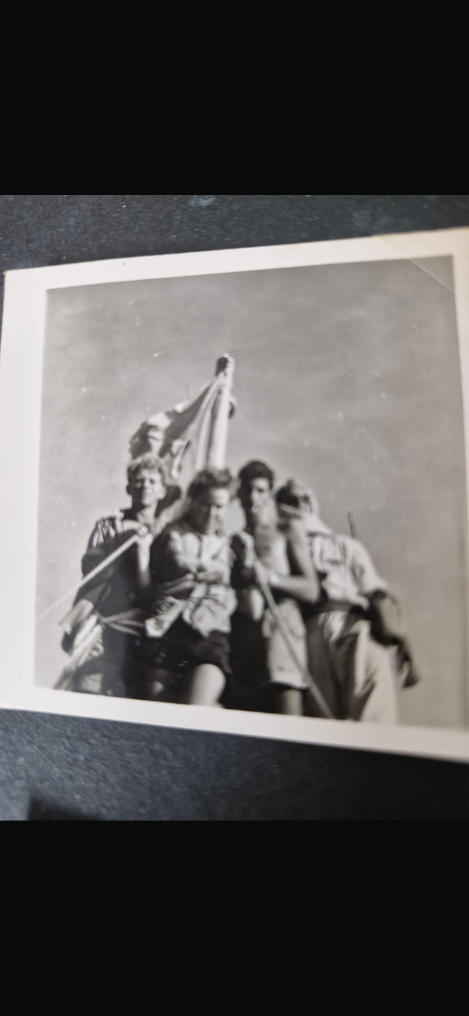 איתן עם חבריו תמונה