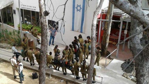 המדריך איציק עם החיילים בתערוכת שיריו של אלתרמן