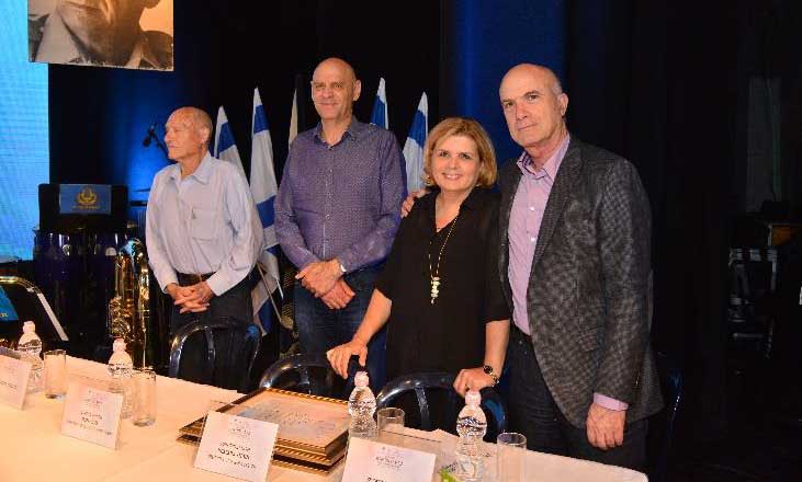 חבר השופטים בראשותו של אלוף )מיל'( נעם תיבון, יוסי קוצ'יק יו"ר הועד המנהל של בית יגאל אלון והאלופה )מיל'( אורנה ברביבאי, יחד עם שייק'ה גביש.