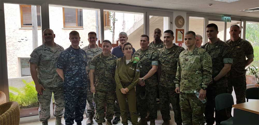 חיילי צבא ארה"ב עם החיילת המדריכה שיר
