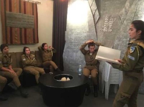 חיילות האיסוף הקרבי בחדר הנופלים