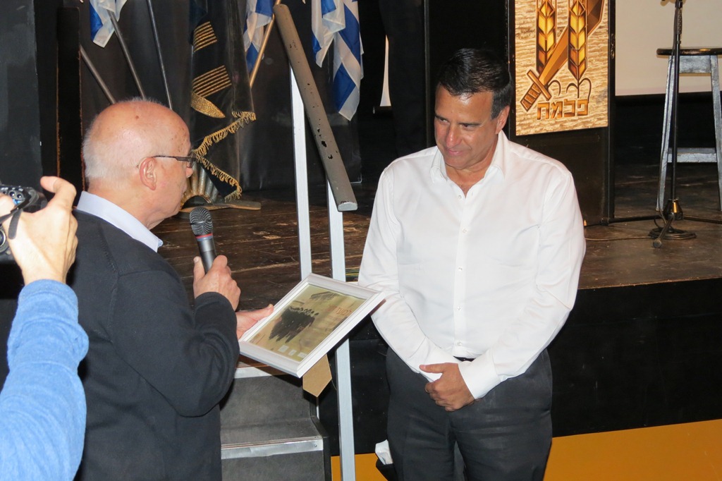 תמונה דן יפה מעניק תעודת הוקרה לבועז דקל יוזם ומפיק הכנס