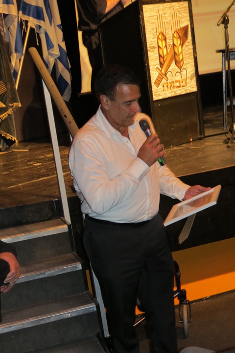 תמונה בועז דקל מודה לבני משפחות סירת הכ"ג על תעודת ההוקרה שקיבל מהם